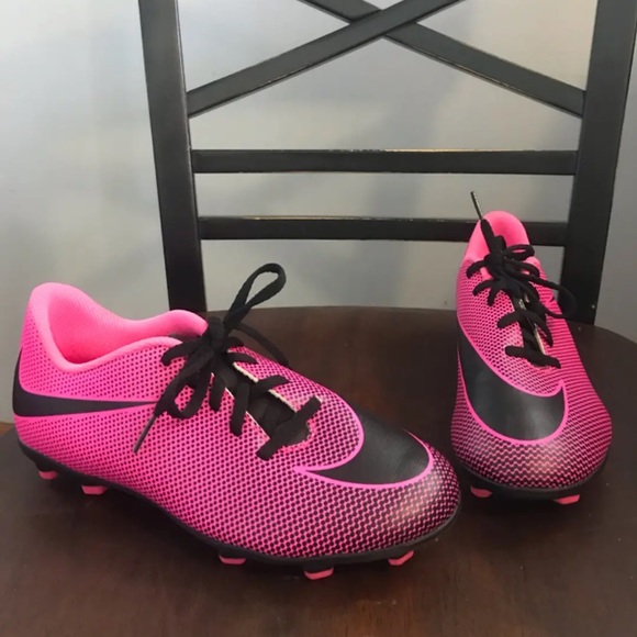 Girls Nike soccer shoes - Picture 1 of 4